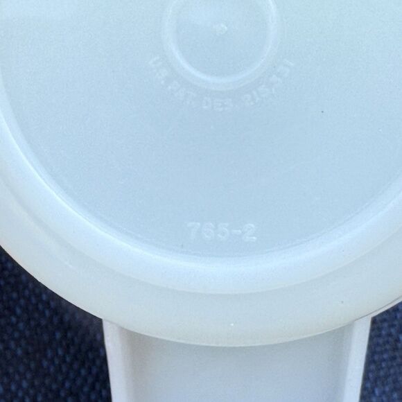 Mixed set Vintage Tupperware Measuring Cups 1 harvest, 3/4 lime, 1/3 white - Picture 6 of 7